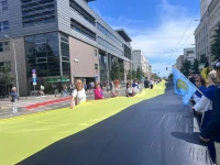 Przez ulice Gdyni przemaszerowali ze 100-metrową kaszubską flagą