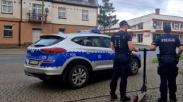 Niebezpieczna jazda hulajnogą. Dwóch mężczyzn zatrzymanych po alkoholu