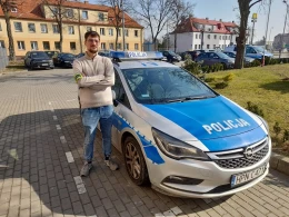 Pakował perfumy do kieszeni. Obok stał policjant