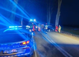 Śmiertelny wypadek o świcie. Kierowca zginął po uderzeniu w drzewo