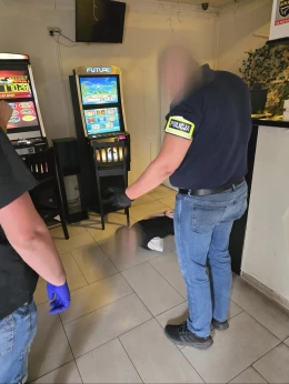 Kilkanaście nielegalnych automatów do gier. Kontrole policji w Tczewie [FILM]