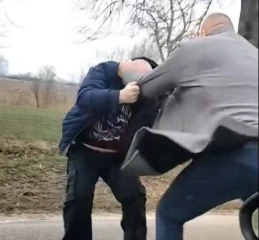 Sołtys Kątów Rybackich wybiegł z auta i pobił kierowcę | NAGRANIE