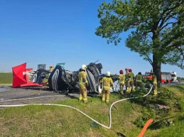 Ciężarówka uderzyła w drzewo na drodze krajowej. Służby odstąpiły od reanimacji mężczyzny
