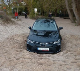 Samochodem wjechał na plażę i ugrzązł w piachu