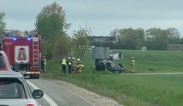 Zderzenie dwóch aut. Jeden pojazd dachował
