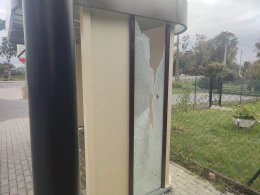 Wandale zbili szybę. Mieszkańcy szukają sprawców