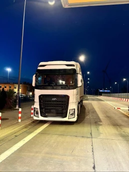 Pijany kierowca tira wjechał w barierki na A1