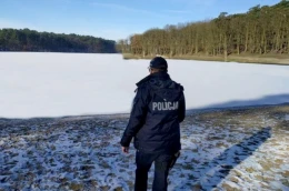Zamarznięte zbiorniki wodne nie są bezpieczne. Unikajmy wchodzenia na lód