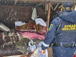 'Od 25 lat mieszka w przepuście kolejowym'. Strażnicy pomagają bezdomnym w Wejherowie