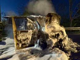 Pożar samochodu! Mimo błyskawicznej interwencji, auto uległo całkowitemu zniszczeniu