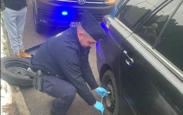 Nietypowa akcja policji w Starogardzie. Pomogli wymienić koło w samochodzie