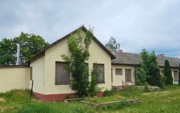 Gmina sprzedaje tę działkę. Znajduje się na niej budynek dawnej szkoły