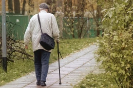 Czujność opiekuna uratowała życie 92-letniemu mieszkańcowi Sopotu. Służby musiały wejść przez okno 