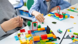 Nowy projekt edukacyjny z klockami LEGO. Międzypokoleniowe warsztaty i wydarzenie w stylu LEGO Masters