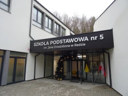Chciał zwabić dzieci do samochodu. 'Tożsamość mężczyzny została ustalona'