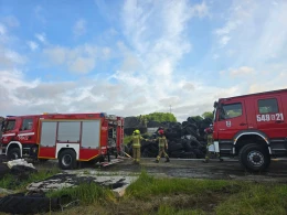 Pożar składowiska odpadów. Na miejscu działały liczne służby