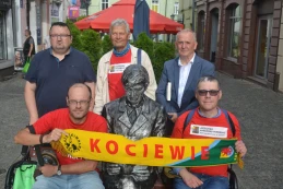 Wspomniano Romana Landowskiego. Spotkanie przy ławeczce poety