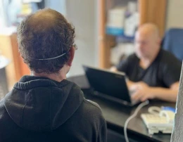 Ukradł torebkę w pociągu. Próbował płacić skradzioną kartą bankomatową