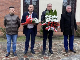 Uczcili pamięć żołnierzy wyklętych. Złożyli kwiaty na placu przy muzeum