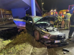 Z dużą prędkością uderzyła w wiadukt. Cztery osoby w szpitalu!