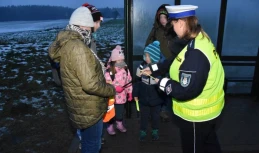 Policjanci ze Starogardu rozdawali dzieciom odblaski. Akcja Bądź Bezpieczny