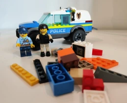 26-latek ukradł ze sklepu markowe klocki. Został namierzony przez policjantów z Rumi