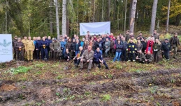 Policjanci posadzili własny las! 1500 młodych dębów dla przyszłych pokoleń
