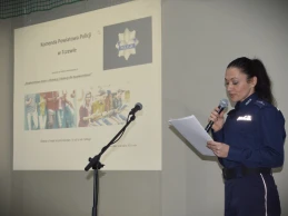 Szybka reakcja młodzieży i policjantki na upadek seniorki