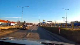 Nietypowa sytuacja na drodze w Wejherowie. Nagranie Czytelnika | WIDEO