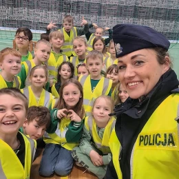 Uczyli się jak bezpiecznie spędzać czas nad wodą. Edukacyjna akcja połączyła profilaktykę i ekologię