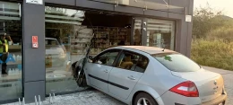 Chciała nauczyć się prowadzić, wjechała w aptekę