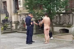 Golas biegał po centrum Gdańska. Mimo perswazji ze strony strażników miejskich nie chciał się ubrać