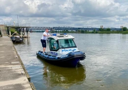 Bezpieczeństwo nad wodą w wakacje. Policjanci przypominają zasady