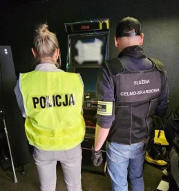 Nielegalne automaty i gotówka zabezpieczone przez służby. W sprawie trwają dalsze czynności