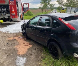 Wypadek drogowy na lokalnej trasie. Na miejscu działały trzy zastępy straży