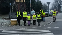 Setka dzieci z odblaskami
