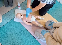 Uczą się zasad pierwszej pomocy. W szkołach trwają zajęcia z rozwoju kompetencji społecznych