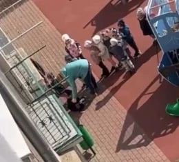 Szarpała dziecko tak, że upadło. Skandaliczny filmik z udziałem opiekunki | WIDEO