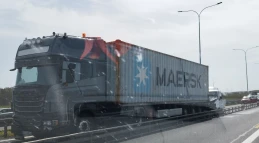 Trzy pojazdy zderzyły się na autostradzie. Droga jest zablokowana