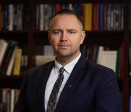 Wybory prezydenckie 2025. Pochodzi z Gdańska. Został kandydatem na prezydenta popieranym przez PiS 