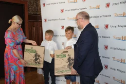 Uratowali ryby z wysychającego stawu. 'Przy pomocy podbieraka i miski uratowali około 200 ryb'