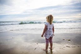 Siedmiolatka zaginęła na plaży. Odnalazła się 10 kilometrów dalej