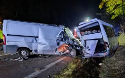Uderzył w stojące auto. Osiem osób trafiło do szpitala