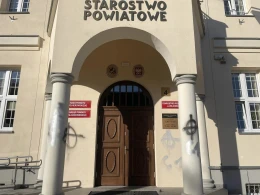 Neonazistowskie symbole na wejherowskim starostwie. "Sprawa jest rozwojowa"