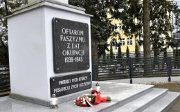 Kwiaty pod pomnikiem. Narodowy Dzień Pamięci 'Żołnierzy Wyklętych'