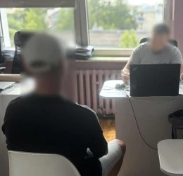 Zatrzymany z bagażnikiem pełnym podróbek. Policjanci zabezpieczyli ponad tysiąc par skarpetek i perfumy znanych marek