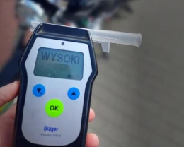 Policjanci przerwali niebezpieczną jazdę. Kierowca bez uprawnień i pijany