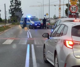 Jechał dwoma pasami jezdni. Uciekając wjechał w radiowóz 