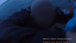 Gdynia: 34-latek dryfował twarzą do wody. Na pomoc ruszyli policjanci | Nagranie z policyjnej kamery