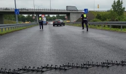 Radiowóz staranowany, kolczatka na drodze. Pościg jak z filmu